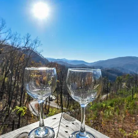 Walnut Ridge Cabin. Sleeps 7-11! Hot Tub, Pool Table, Minutes To Downtown Gatlinburg! Exterior photo