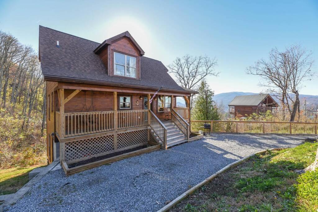 Walnut Ridge Cabin. Sleeps 7-11! Hot Tub, Pool Table, Minutes To Downtown Gatlinburg! Holiday home *