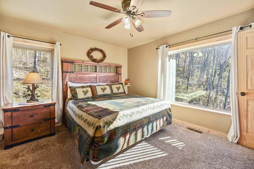 Walnut Ridge Cabin. Sleeps 7-11! Hot Tub, Pool Table, Minutes To Downtown Gatlinburg! Holiday home Gatlinburg