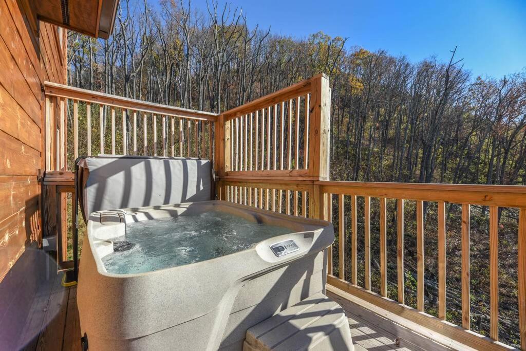 Walnut Ridge Cabin. Sleeps 7-11! Hot Tub, Pool Table, Minutes To Downtown Gatlinburg!