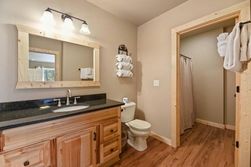 Holiday home Walnut Ridge Cabin. Sleeps 7-11! Hot Tub, Pool Table, Minutes To Downtown Gatlinburg! Gatlinburg