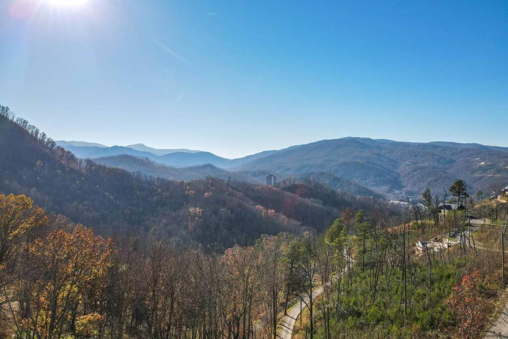 Walnut Ridge Cabin. Sleeps 7-11! Hot Tub, Pool Table, Minutes To Downtown Gatlinburg! Holiday home