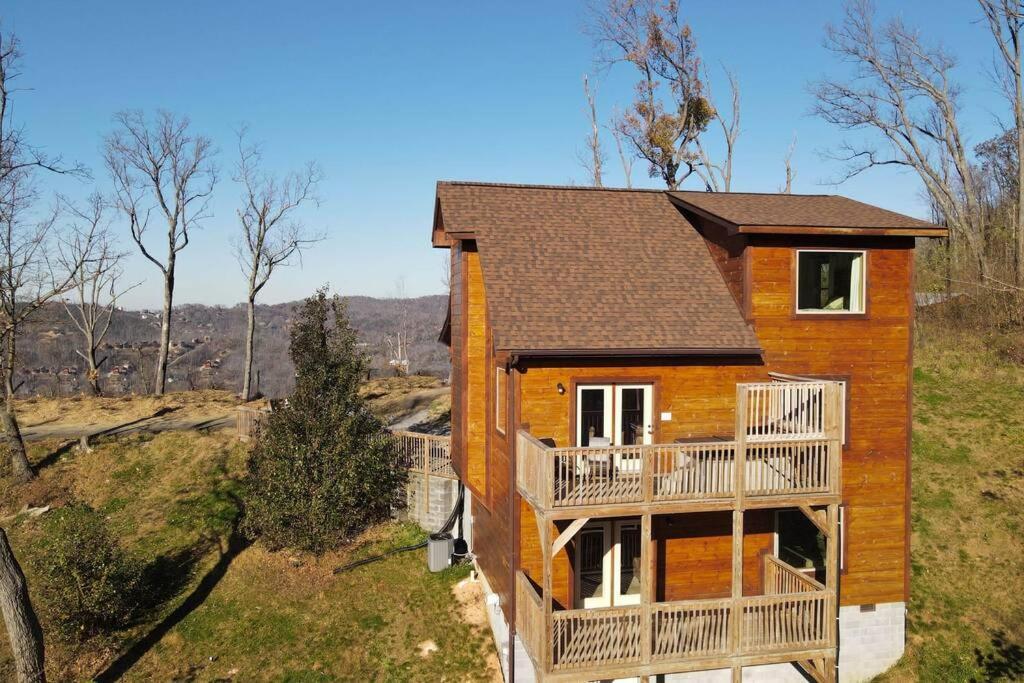 Holiday home Walnut Ridge Cabin. Sleeps 7-11! Hot Tub, Pool Table, Minutes To Downtown Gatlinburg!