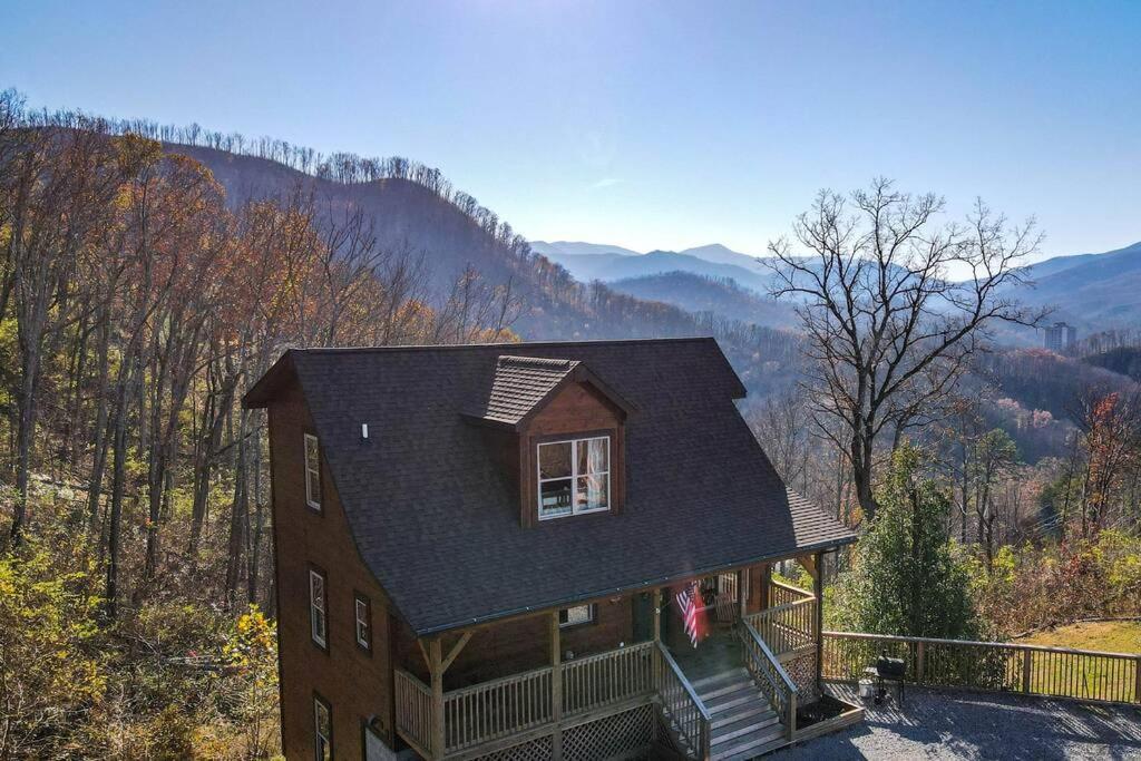 Walnut Ridge Cabin. Sleeps 7-11! Hot Tub, Pool Table, Minutes To Downtown Gatlinburg! * Gatlinburg