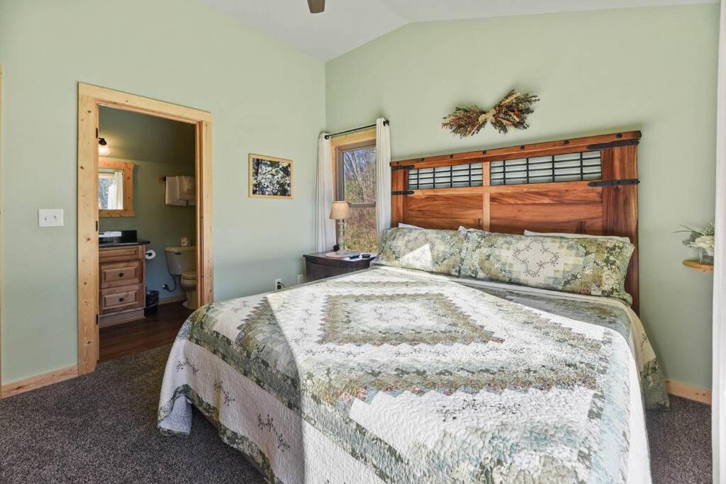 Walnut Ridge Cabin. Sleeps 7-11! Hot Tub, Pool Table, Minutes To Downtown Gatlinburg!