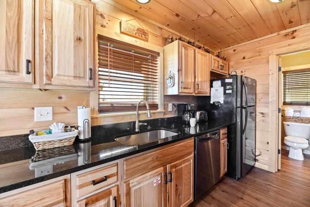 Walnut Ridge Cabin. Sleeps 7-11! Hot Tub, Pool Table, Minutes To Downtown Gatlinburg!