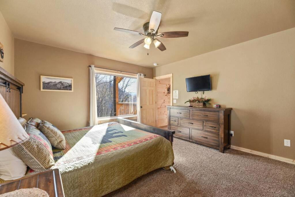 Walnut Ridge Cabin. Sleeps 7-11! Hot Tub, Pool Table, Minutes To Downtown Gatlinburg! Holiday home