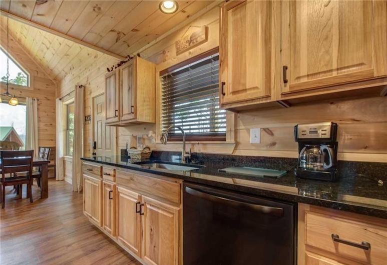 Walnut Ridge Cabin. Sleeps 7-11! Hot Tub, Pool Table, Minutes To Downtown Gatlinburg! Holiday home *
