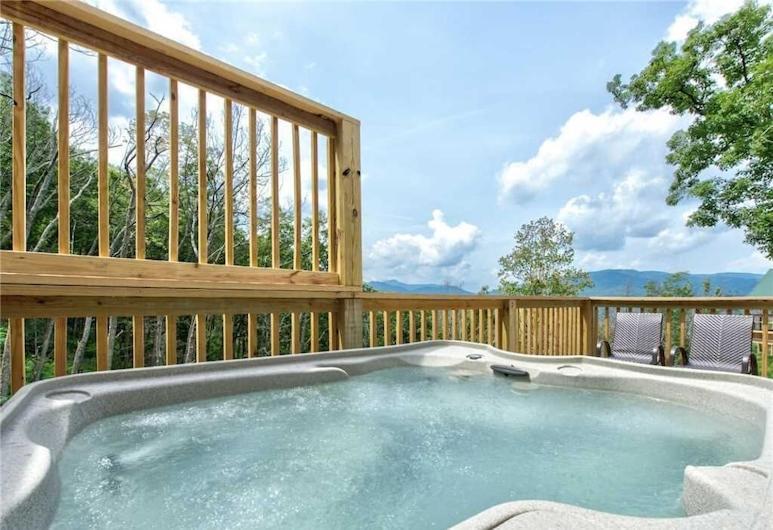 Walnut Ridge Cabin. Sleeps 7-11! Hot Tub, Pool Table, Minutes To Downtown Gatlinburg! Holiday home *
