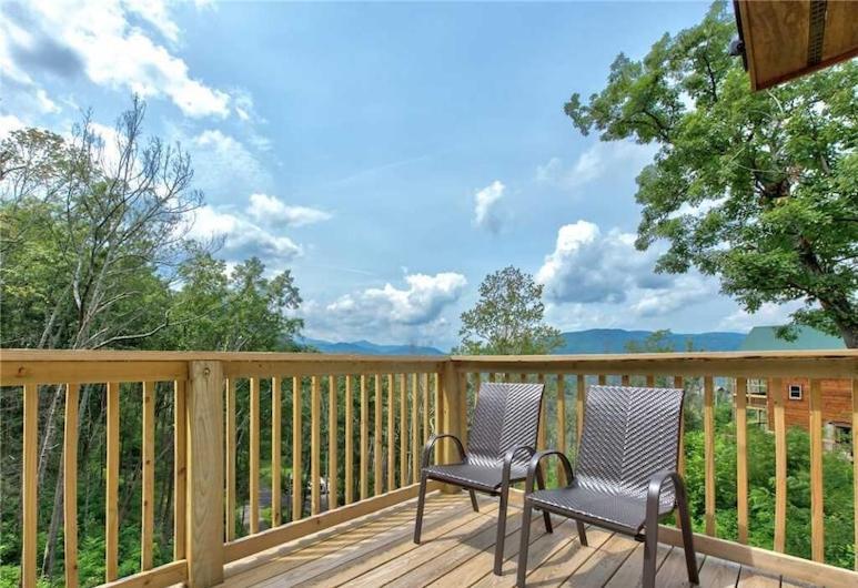 Walnut Ridge Cabin. Sleeps 7-11! Hot Tub, Pool Table, Minutes To Downtown Gatlinburg! Gatlinburg