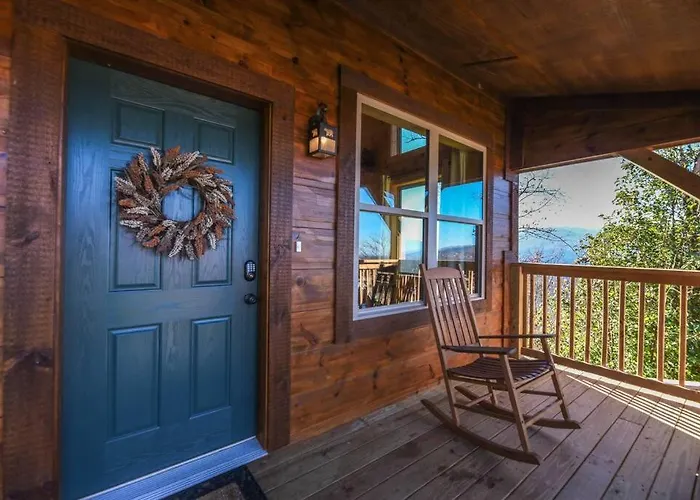 Walnut Ridge Cabin. Sleeps 7-11! Hot Tub, Pool Table, Minutes To Downtown Gatlinburg!