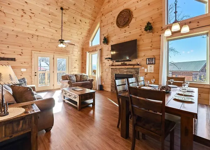 Walnut Ridge Cabin. Sleeps 7-11! Hot Tub, Pool Table, Minutes To Downtown Gatlinburg!