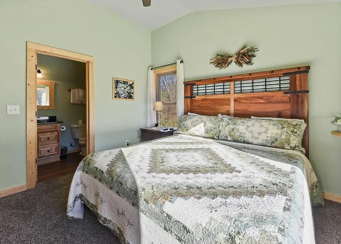 Walnut Ridge Cabin. Sleeps 7-11! Hot Tub, Pool Table, Minutes To Downtown Gatlinburg!