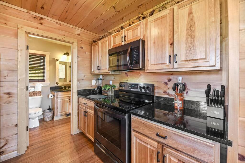 Walnut Ridge Cabin. Sleeps 7-11! Hot Tub, Pool Table, Minutes To Downtown Gatlinburg! *