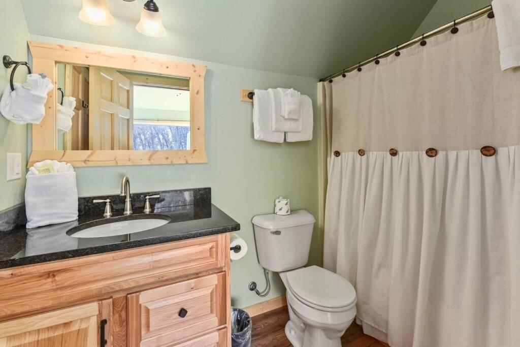 Walnut Ridge Cabin. Sleeps 7-11! Hot Tub, Pool Table, Minutes To Downtown Gatlinburg! Holiday home *
