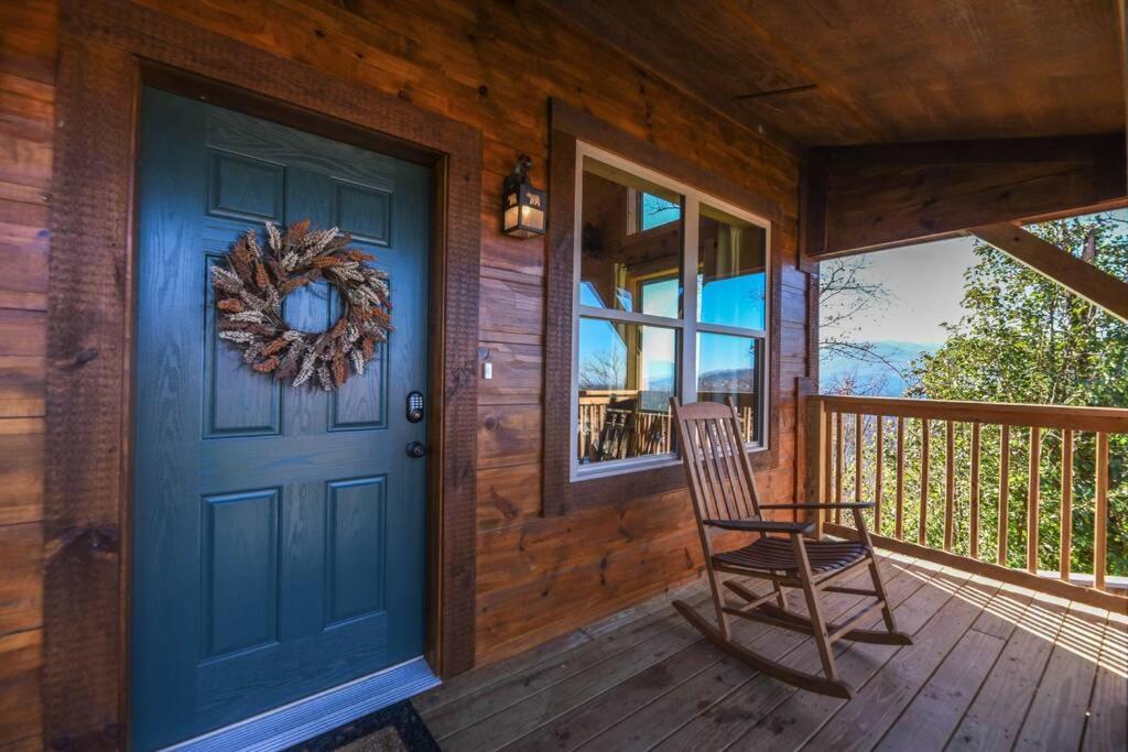 Holiday home Walnut Ridge Cabin. Sleeps 7-11! Hot Tub, Pool Table, Minutes To Downtown Gatlinburg! Gatlinburg