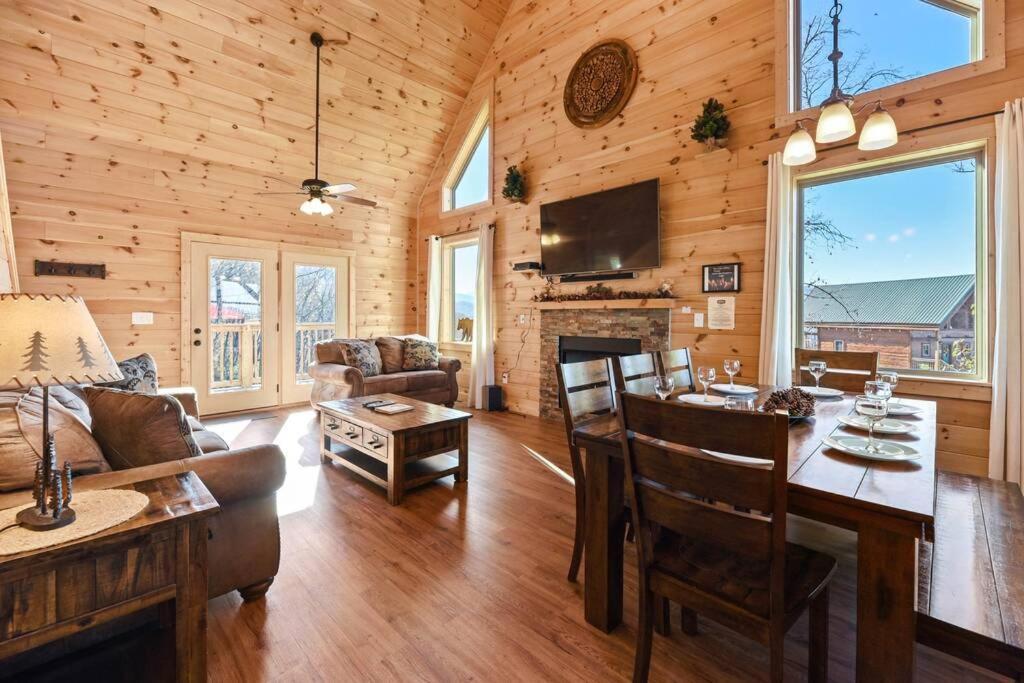 Holiday home Walnut Ridge Cabin. Sleeps 7-11! Hot Tub, Pool Table, Minutes To Downtown Gatlinburg! Gatlinburg