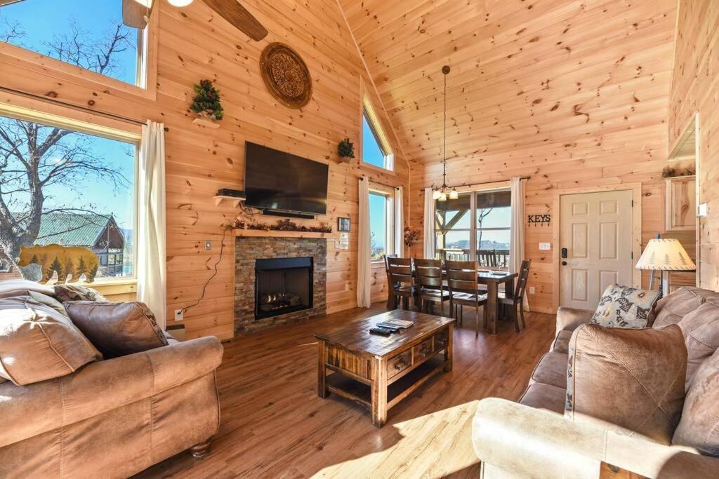 Walnut Ridge Cabin. Sleeps 7-11! Hot Tub, Pool Table, Minutes To Downtown Gatlinburg! Holiday home