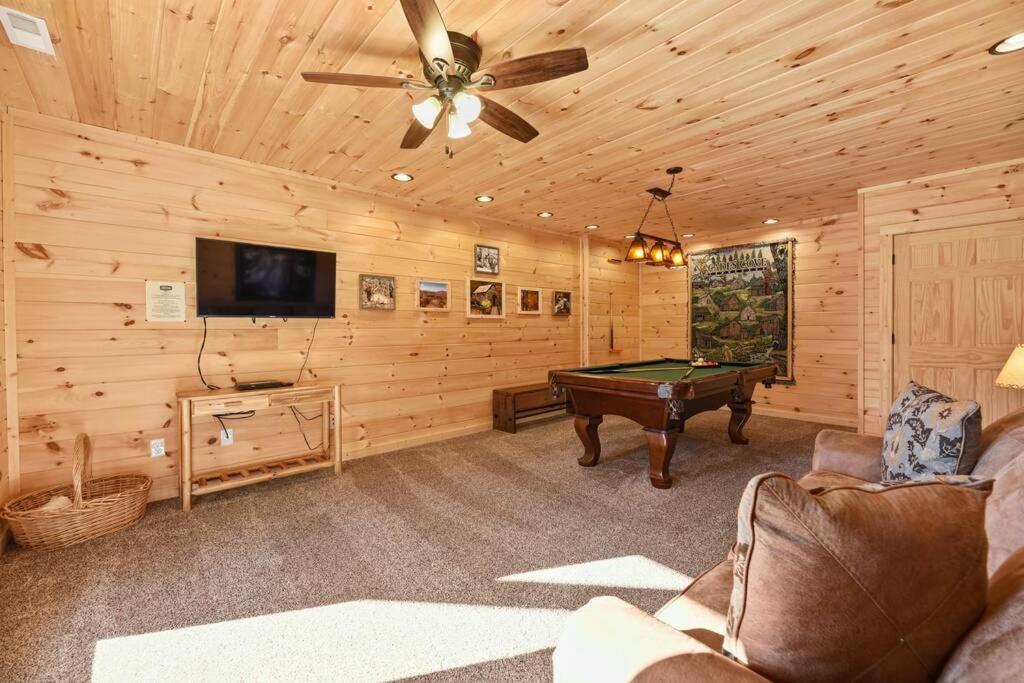 Holiday home Walnut Ridge Cabin. Sleeps 7-11! Hot Tub, Pool Table, Minutes To Downtown Gatlinburg! Gatlinburg