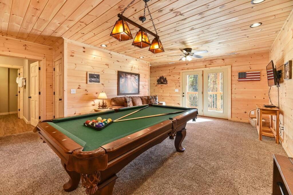 Walnut Ridge Cabin. Sleeps 7-11! Hot Tub, Pool Table, Minutes To Downtown Gatlinburg! Gatlinburg