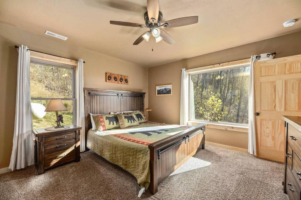 Walnut Ridge Cabin. Sleeps 7-11! Hot Tub, Pool Table, Minutes To Downtown Gatlinburg! * Gatlinburg