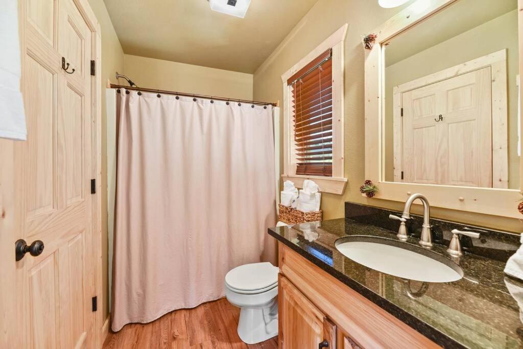 Walnut Ridge Cabin. Sleeps 7-11! Hot Tub, Pool Table, Minutes To Downtown Gatlinburg!