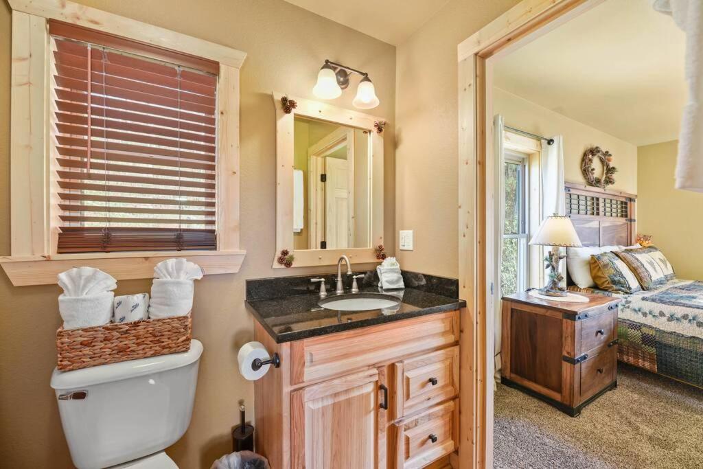 Walnut Ridge Cabin. Sleeps 7-11! Hot Tub, Pool Table, Minutes To Downtown Gatlinburg!