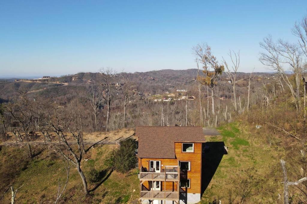 Walnut Ridge Cabin. Sleeps 7-11! Hot Tub, Pool Table, Minutes To Downtown Gatlinburg! *