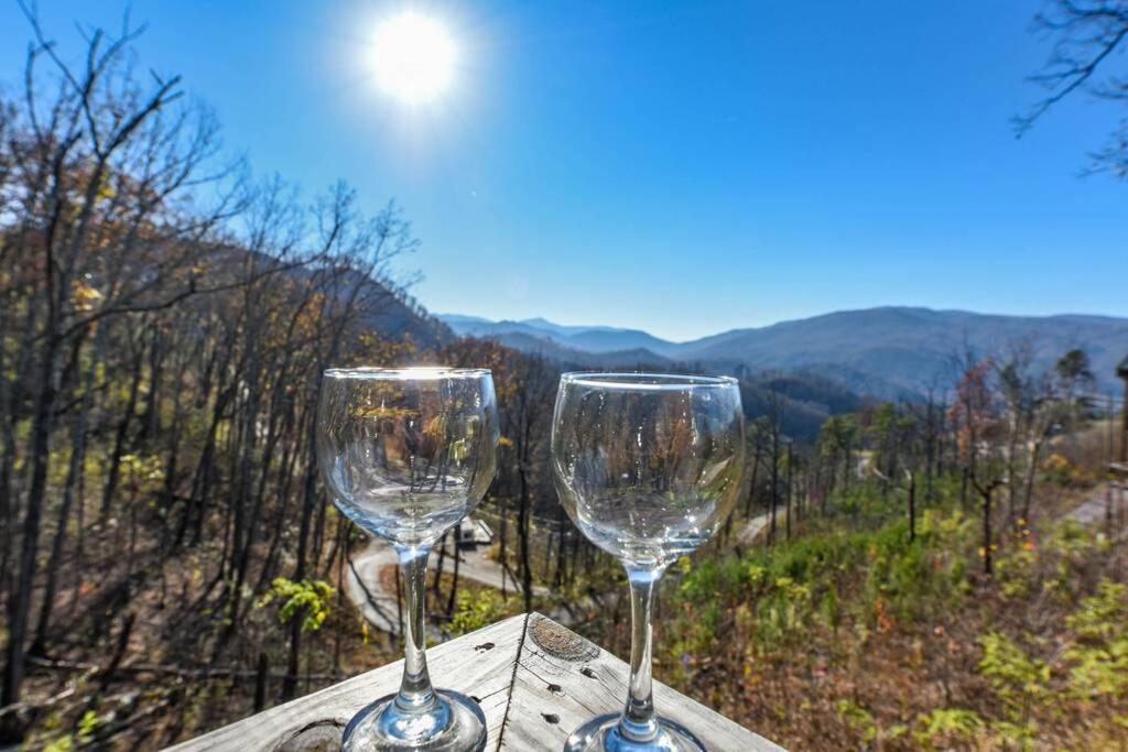Walnut Ridge Cabin. Sleeps 7-11! Hot Tub, Pool Table, Minutes To Downtown Gatlinburg!