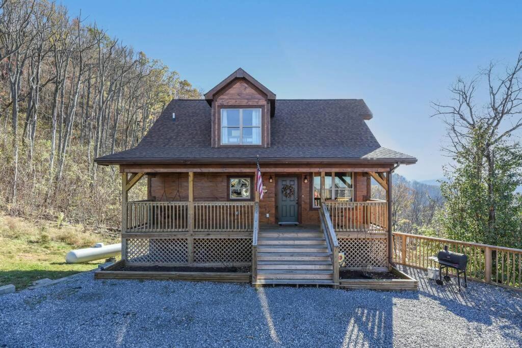Walnut Ridge Cabin. Sleeps 7-11! Hot Tub, Pool Table, Minutes To Downtown Gatlinburg! *