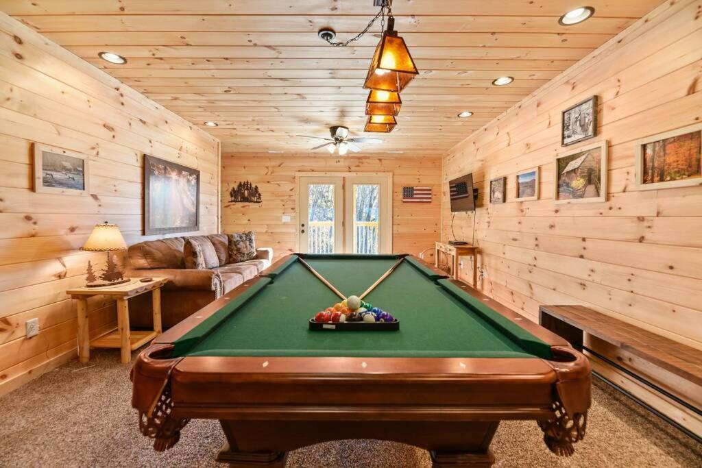 Holiday home Walnut Ridge Cabin. Sleeps 7-11! Hot Tub, Pool Table, Minutes To Downtown Gatlinburg!