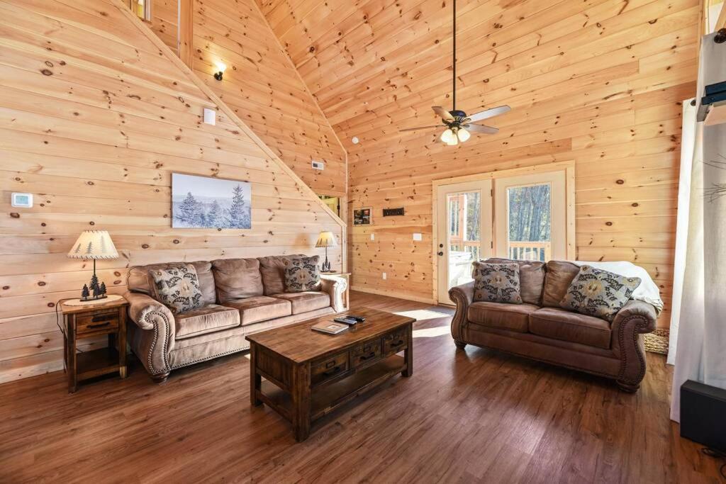 Holiday home Walnut Ridge Cabin. Sleeps 7-11! Hot Tub, Pool Table, Minutes To Downtown Gatlinburg! *