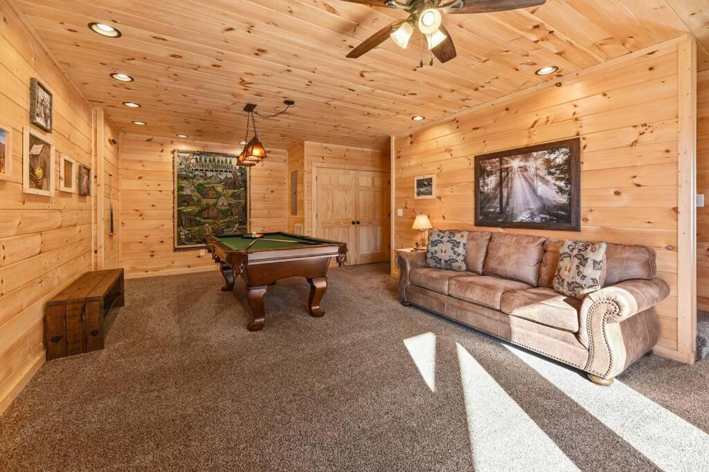 Walnut Ridge Cabin. Sleeps 7-11! Hot Tub, Pool Table, Minutes To Downtown Gatlinburg! Holiday home *
