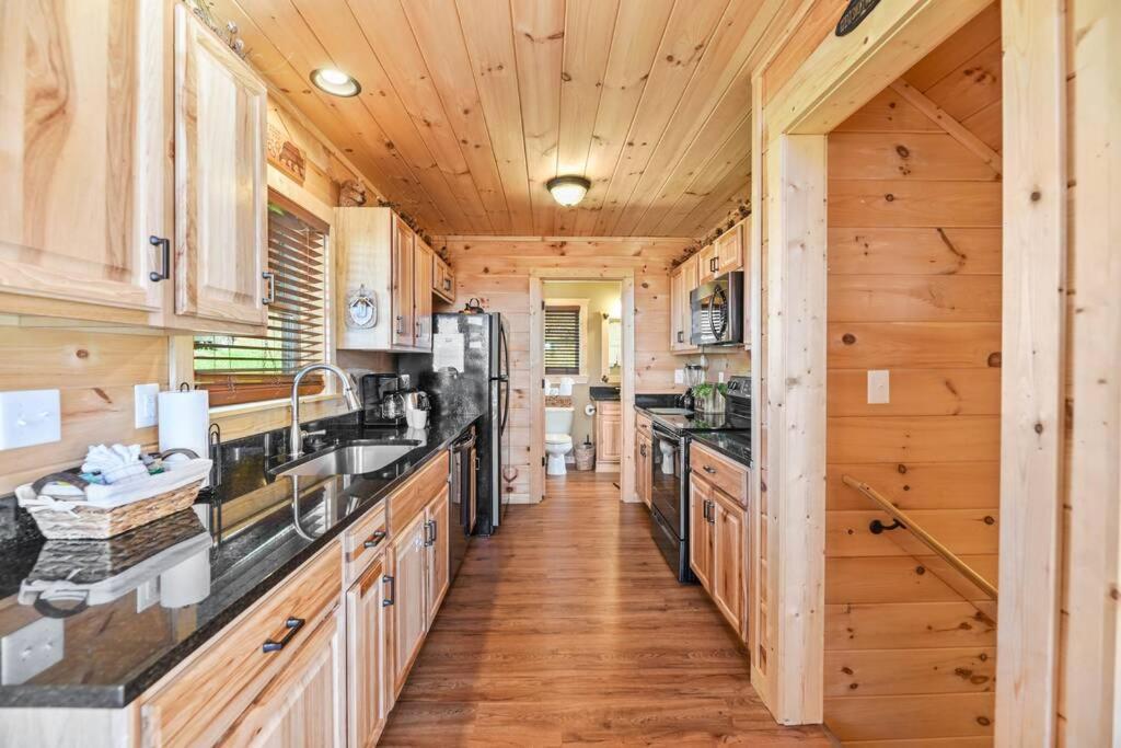 Walnut Ridge Cabin. Sleeps 7-11! Hot Tub, Pool Table, Minutes To Downtown Gatlinburg! Holiday home Gatlinburg