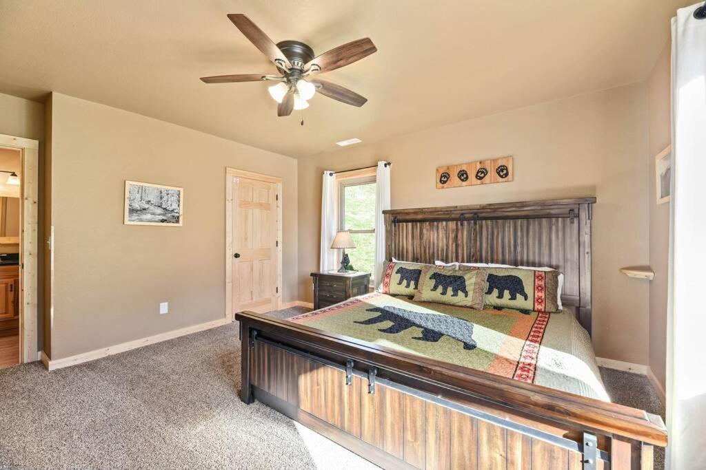 Walnut Ridge Cabin. Sleeps 7-11! Hot Tub, Pool Table, Minutes To Downtown Gatlinburg!