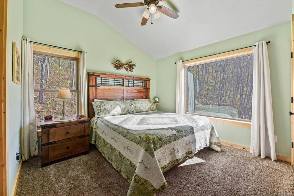 Holiday home Walnut Ridge Cabin. Sleeps 7-11! Hot Tub, Pool Table, Minutes To Downtown Gatlinburg!