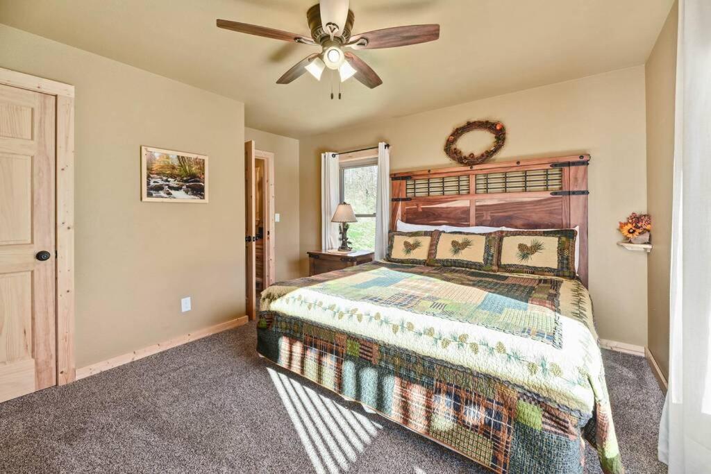 Holiday home Walnut Ridge Cabin. Sleeps 7-11! Hot Tub, Pool Table, Minutes To Downtown Gatlinburg! *