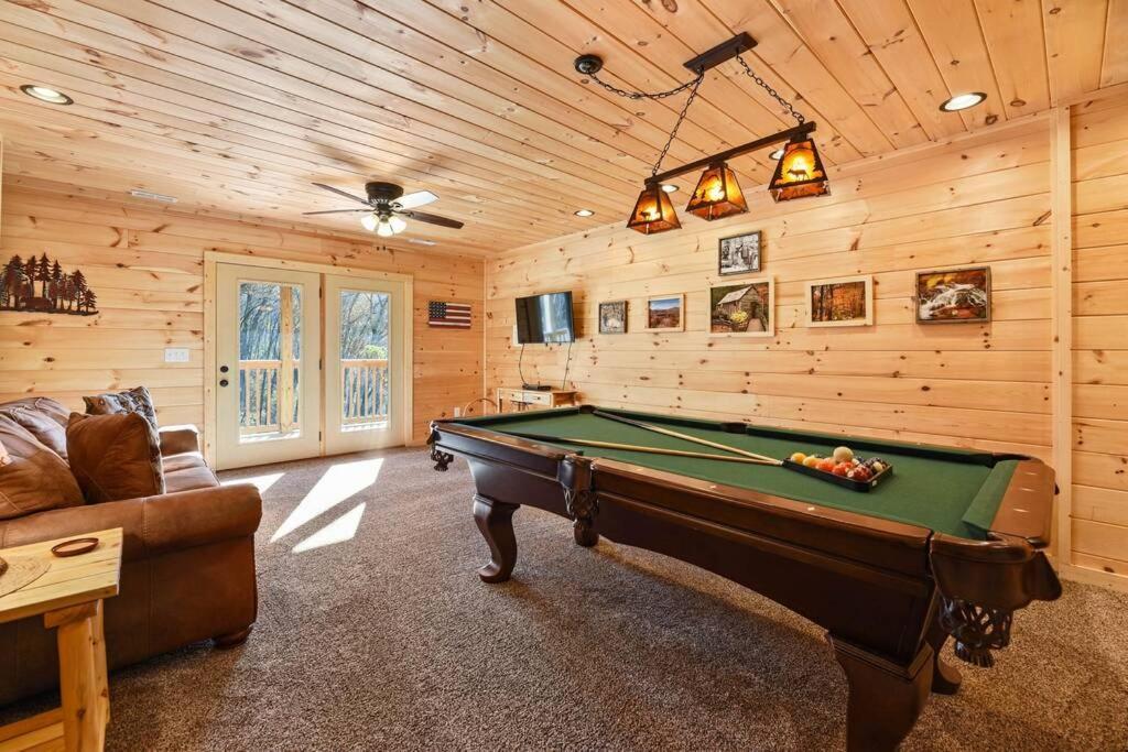 Walnut Ridge Cabin. Sleeps 7-11! Hot Tub, Pool Table, Minutes To Downtown Gatlinburg! Holiday home Gatlinburg